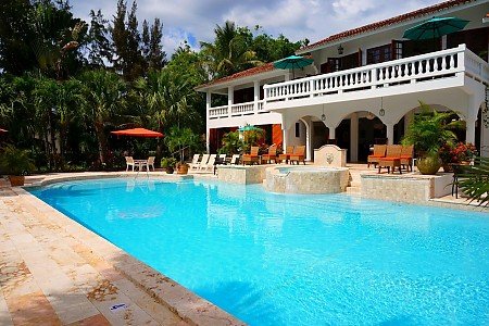 Pool an einer Luxusimmobilie