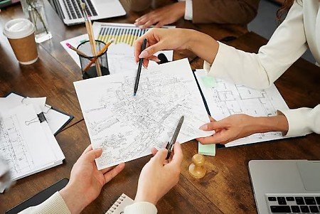 Makler zeigt wie man einen Grunbuchauszug anfordert