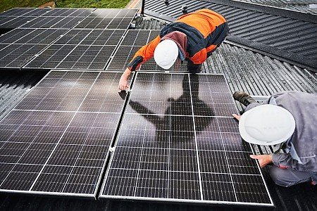 Solaranlage wird nach Anbietervergleich montiert