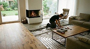 Handwerker verlegt Fu�bodenheizung