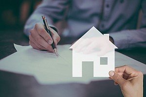 Person unterschreibt Mietvertrag