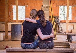 Zwei Personen die ein Haus entkernt haben