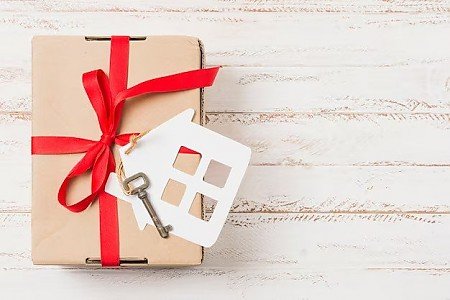 Eingepacktes Geschenk Symbolisch f�r Schenkungssteuer