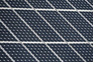 Zeigt Solarpanele einer Solaranlage