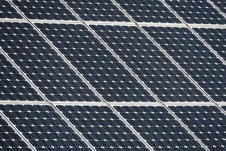 Zeigt Solarpanele einer Solaranlage