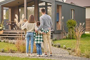 Familien schaut sich nach einen Eigenheim auf Mallorca um