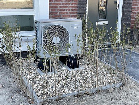 Eine Wärmepumpe die ein Haus mit Strom versorgt