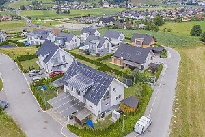Haus mit Photovoltaikanlagen und Batteriespeicher