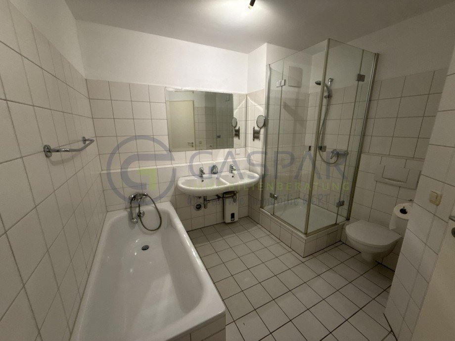 Badezimmer mit Badewanne und Dusche Maisonettewohnung Aachen