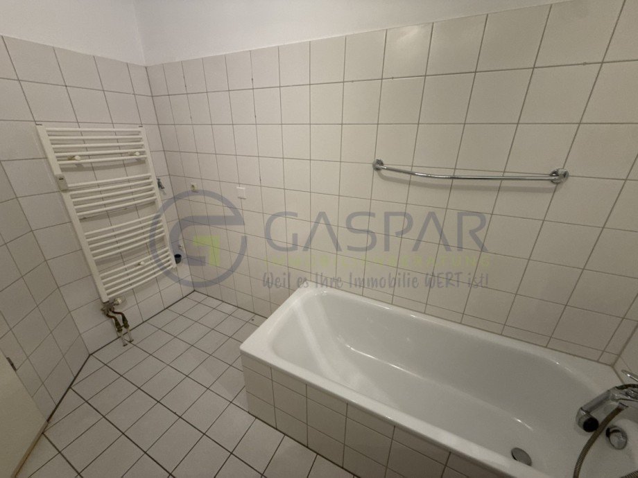 Badewanne und Handtuchheizk�rper Maisonettewohnung Aachen