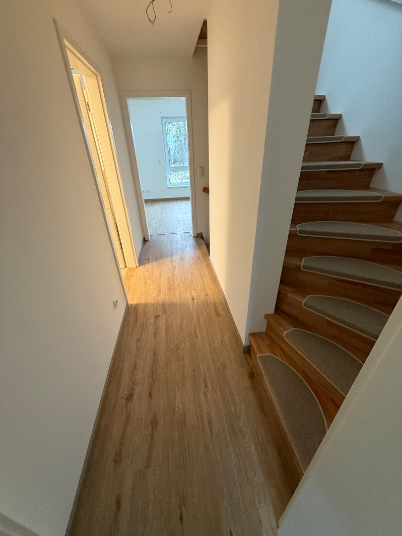 Flur mit Holztreppe Reihenhaus D�ren