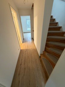 Flur mit Holztreppe Modernes Reihenmittelhaus in D�ren mit Garten und KfW 45 Standard