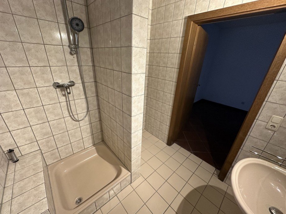 Bad mit Dusche Souterrainwohnung Inden