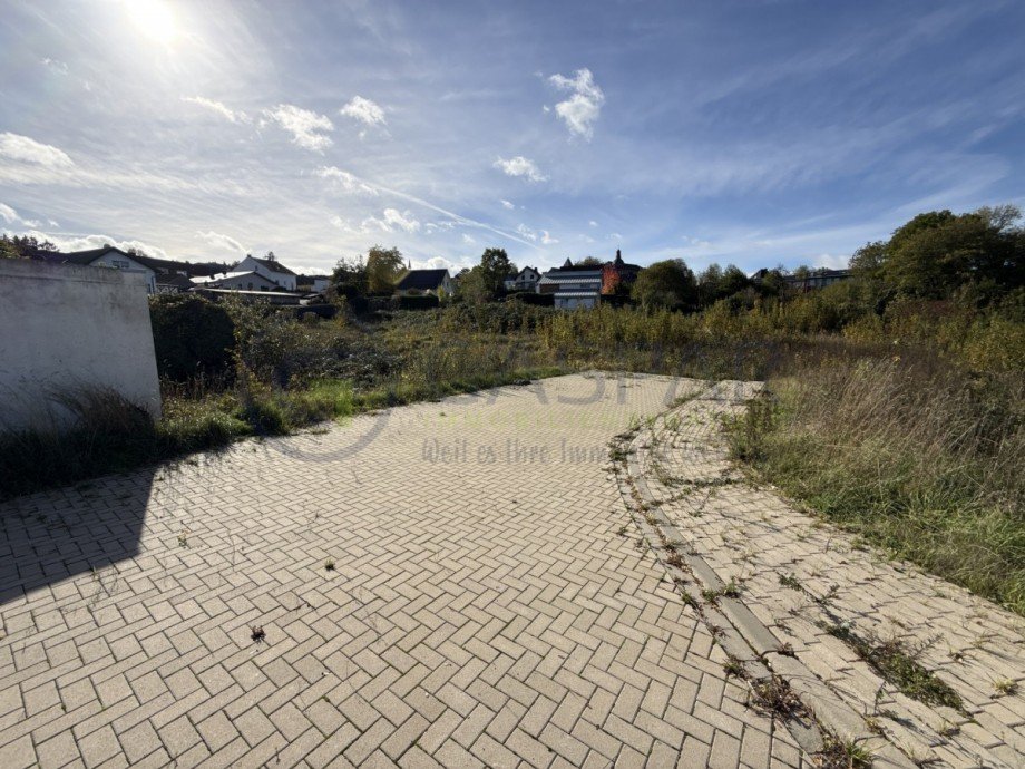 Gepflasterte Zufahrt und Stellfl�che Grundst�ck Nideggen
