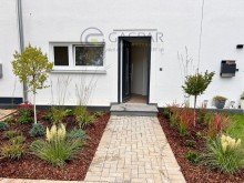 Mit Liebe angelegter Vorgarten Modernes Reihenmittelhaus in D�ren mit Garten und KfW 45 Standard