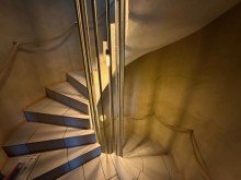 Wendeltreppe beleuchtet Mehrst�ckiges Wohnhaus mit Klinkerfassade, Wendeltreppe und Balkon