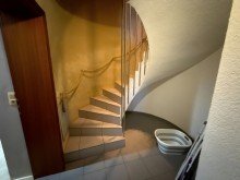 Wendeltreppe im Innenbereich Mehrst�ckiges Wohnhaus mit Klinkerfassade, Wendeltreppe und Balkon