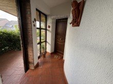 Hauseingang Mehrst�ckiges Wohnhaus mit Klinkerfassade, Wendeltreppe und Balkon