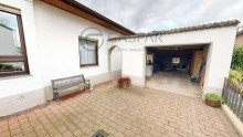 Einfahrt und Garage Vielseitiges Familiendomizil in Kreuzau-Winden mit sonnigem S�dgarten