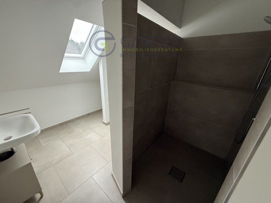 Bad mit Dusche DG Reihenhaus D�ren