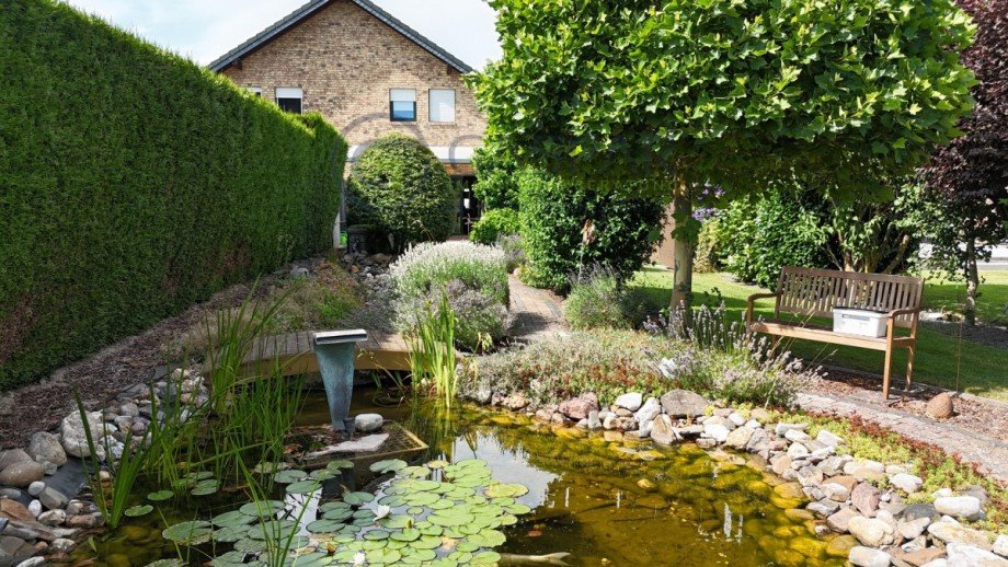 Teich am Gartenhaus Doppelhaush�lfte Kreuzau